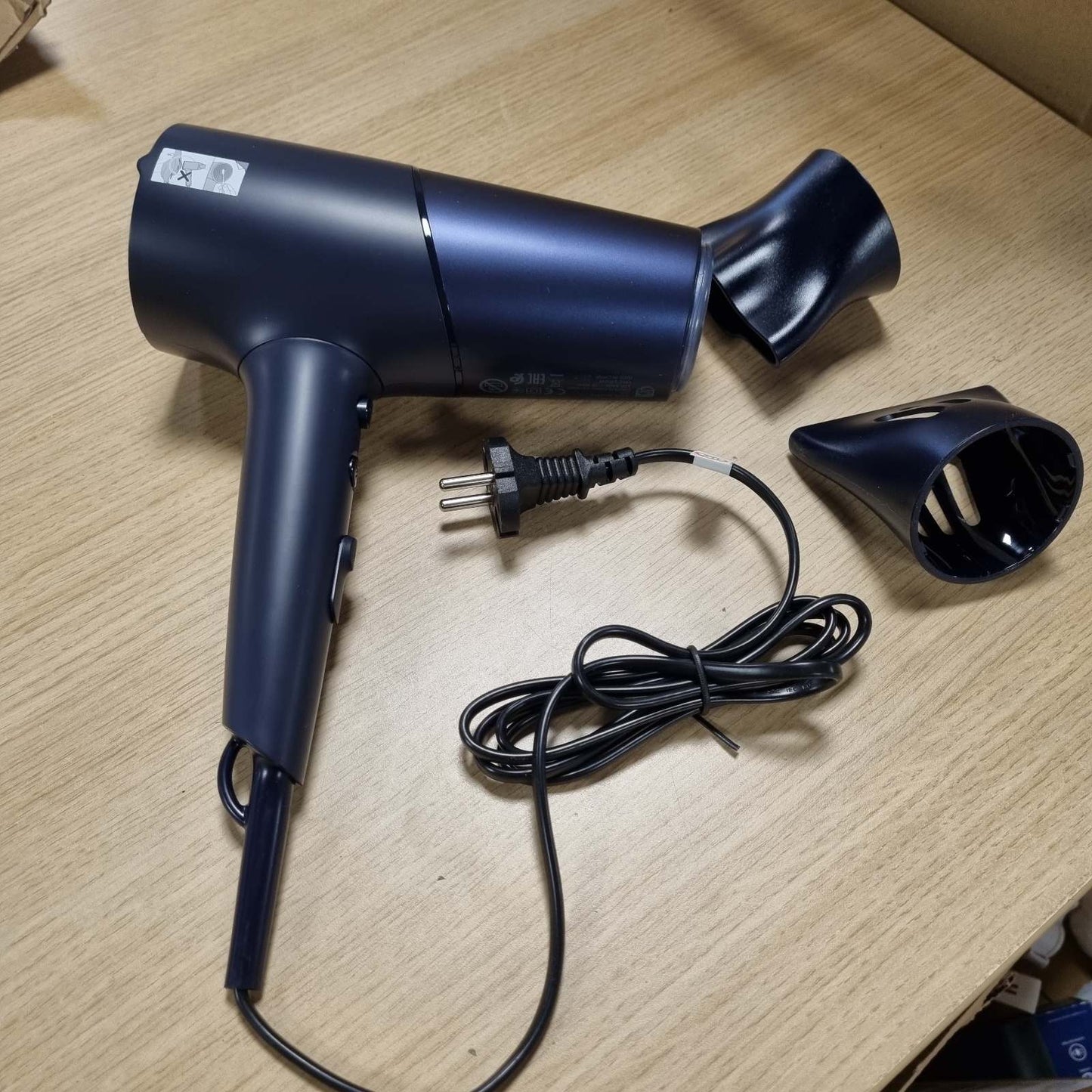 315680 - PHILIPS Tharëse flokësh Seria 5000, Teknologji ThermoShield, 2300 W, Blu Metalike, Gryka Stilimi 9 mm dhe 11 mm, Difuzues Vëllimi, BHD510/20