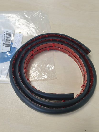 320706 - Shinfly Grommet për kabllo dyshemeje 1.6m, Mbulesë e vogël vetëngjitëse për kabllo, Tubacion fleksibël dyshemeje 12 mm (Gj) x 10 mm (L)