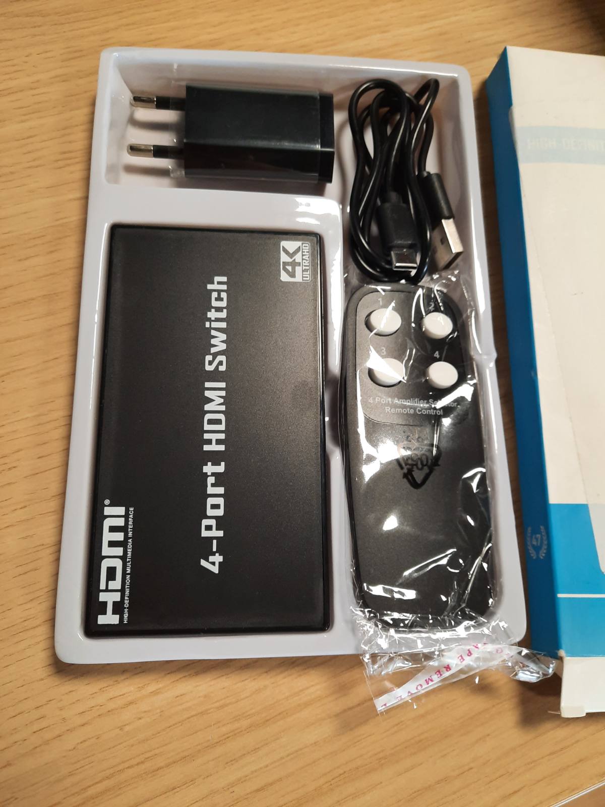 320437 - Ndërrues HDMI 4K 4 në 1, Dalje HDMI me telekomandë, Mbështet Dolby Vision, i pajtueshëm me PS5, Xbox, Apple TV, DVD Players