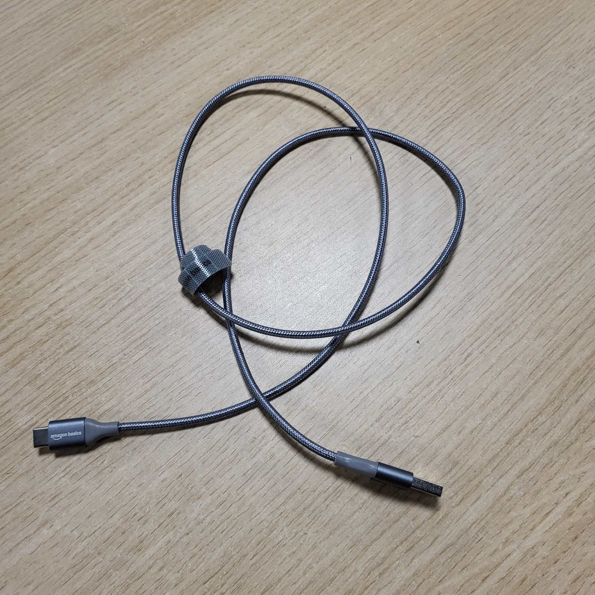 296446 - AMAZON BASICS Kabllo karikimi të shpejtë USB-C në USB-A 2.0, i mbështjellë me gërshetim najloni, 480 Mbps, i certifikuar USB-IF, për Apple iPhone 16/15, iPad, Samsung Galaxy, tableta, laptopë, 0.9 m, gri e errët.