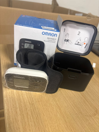 315673 - OMRON Monitor tensioni i gjakut RS3 Intelli IT, i validuar klinikisht, manshetë 13.5 – 21.5 cm, aplikacion për iOS/Android, 30 vendndodhje memorieje