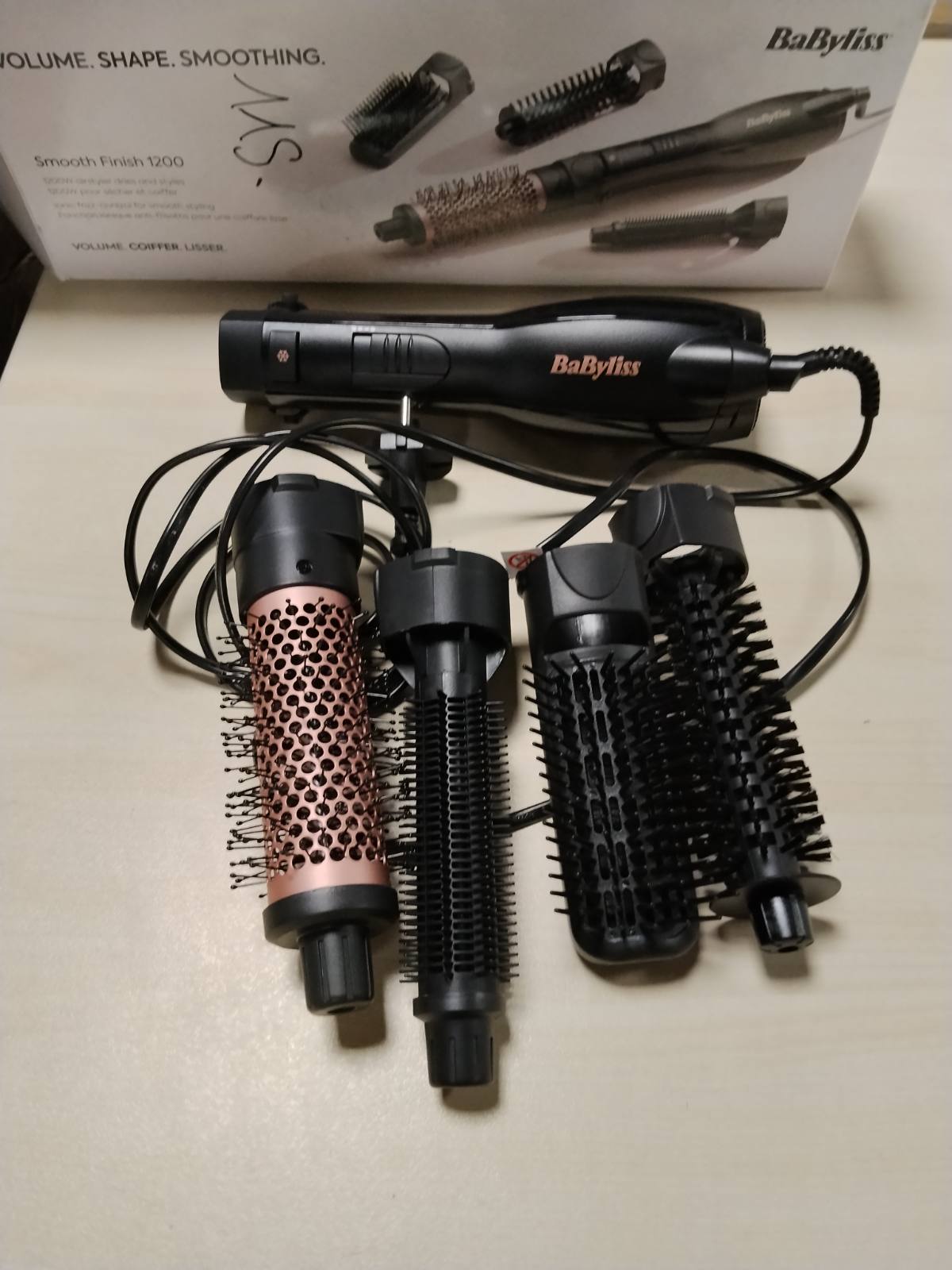 315532 - BABYLISS Smooth Finish 1200 Furçë me ajër të nxehtë 4-në-1, 1200W, Teknologji Jonike dhe Qeramike, 4 aksesorë, E zezë/Rozë, AS122E