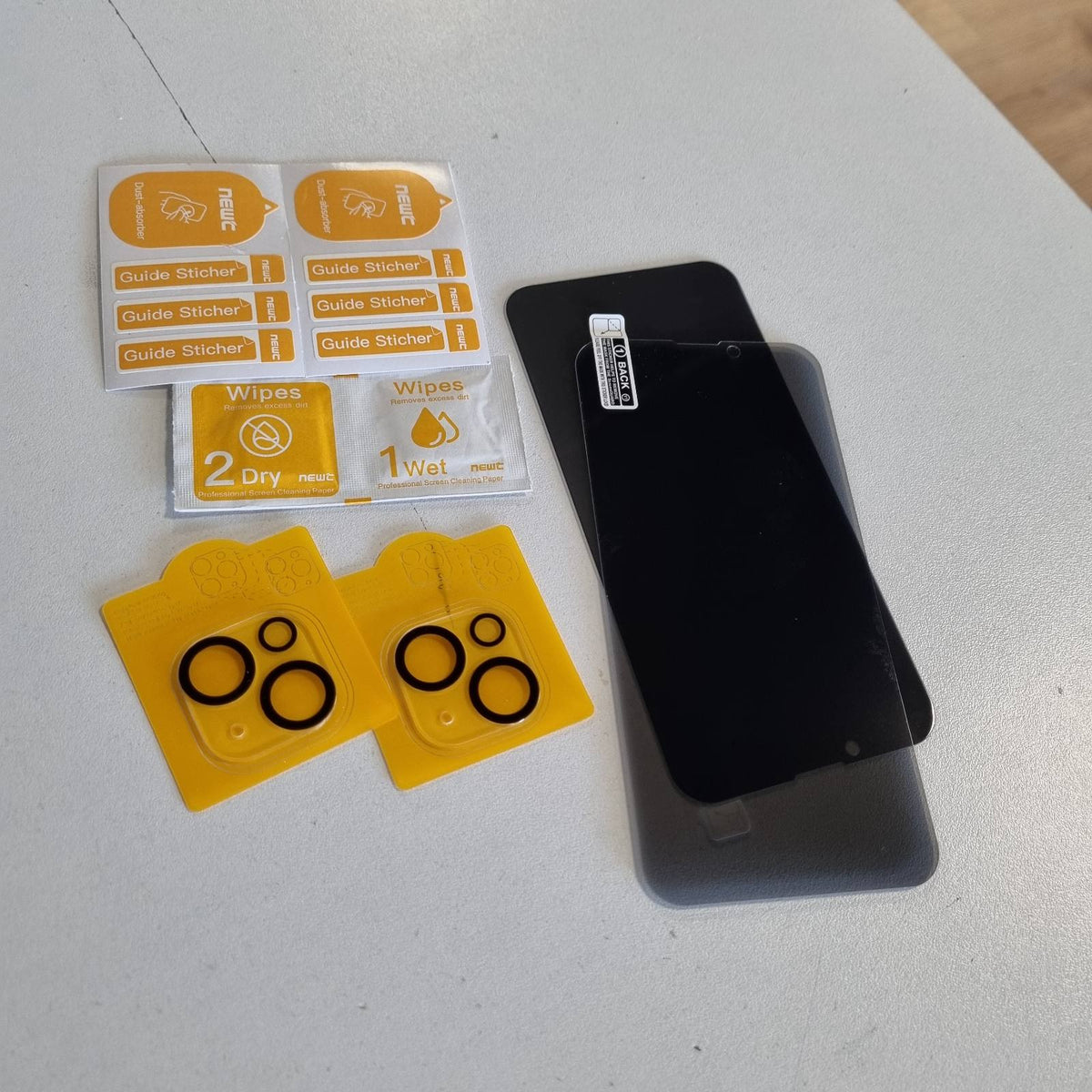 305538 - 2 MBROJTËS TË EKRANIT PËR PRIVATSI PËR IPHONE 13 (6.1 INÇ) ME XHAM TË ZBUTUR DHE 2 MBROJTËS TË LENTEVE TË KAMERËS - KËND SHIKIMI I PËRMIRËSUAR 28 GRADË - REZISTENT NDAJ GËRVISHTJEVE