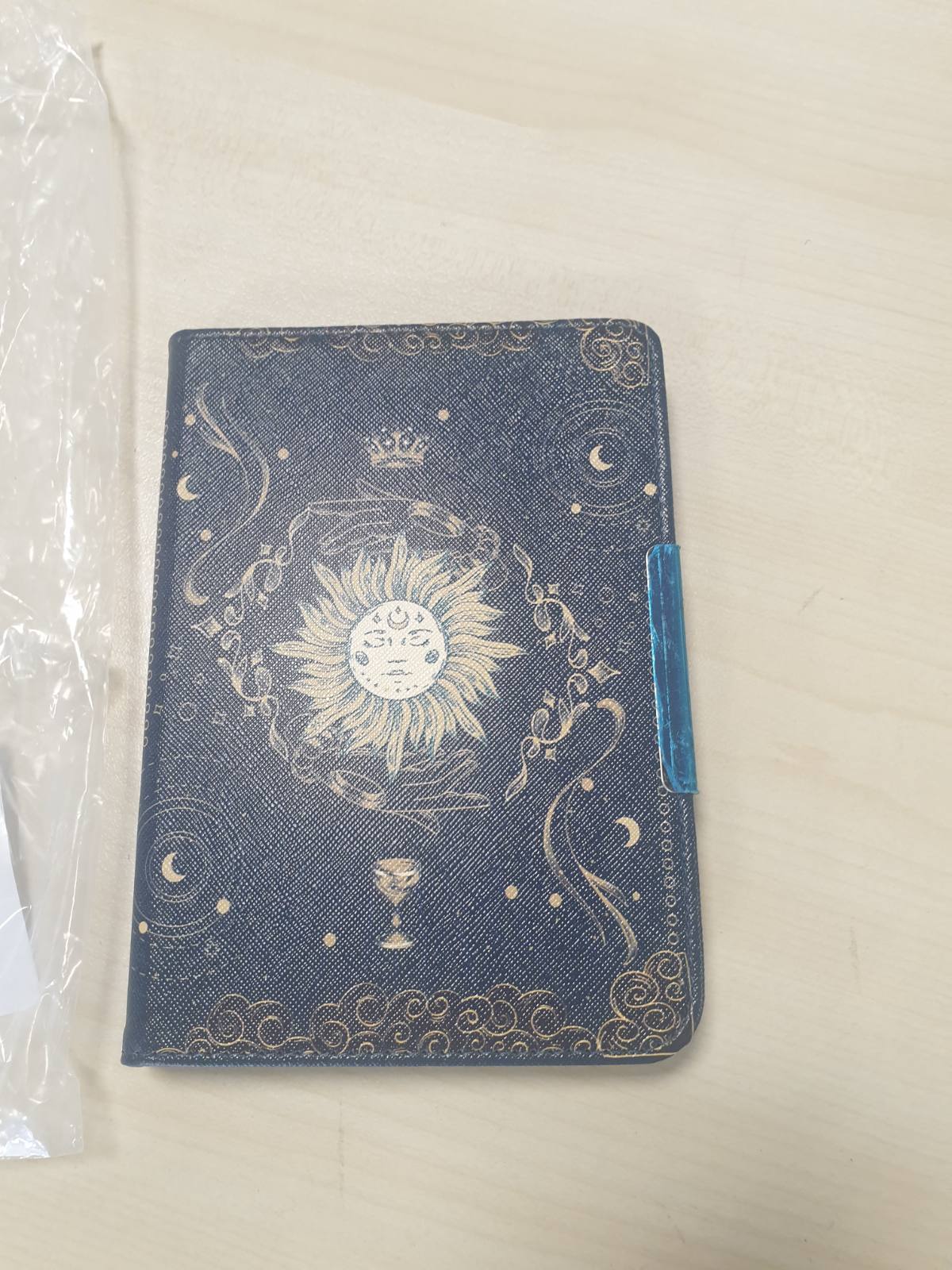 269077 - KWMOBILE Mbështjellëse për Kobo Clara BW, Magnetike me Palosje, Lëkurë Artificiale me Rrip, Blu e Errët-E Verdhe-E Zezë