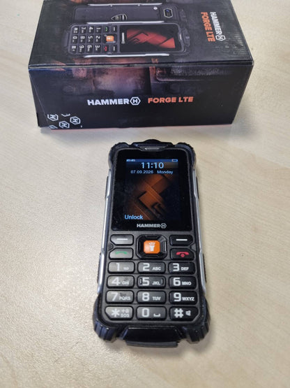 319560 - HAMMER Telefon celular H Forge LTE për përdorim në natyrë (i zhbllokuar), bateri 3000mAh, 32GB, ekran 2.4" IPS, butona të mëdhenj, dritë dore, kamerë 2MP, radio FM, USB-C, dy karta SIM, IP68/MIL-STD-810H, i zi