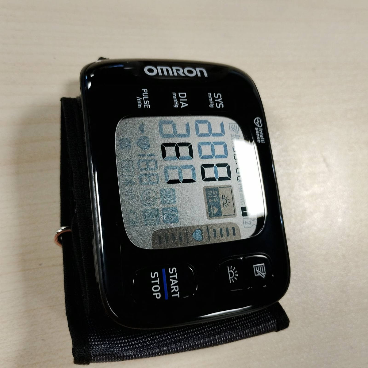 315452 -  Intelli IT, monitor dixhital tensioni gjakut në kyçin e dorës, i pajtueshëm me Bluetooth, i përshtatshëm për individë mbipeshë, i validuar klinikisht.