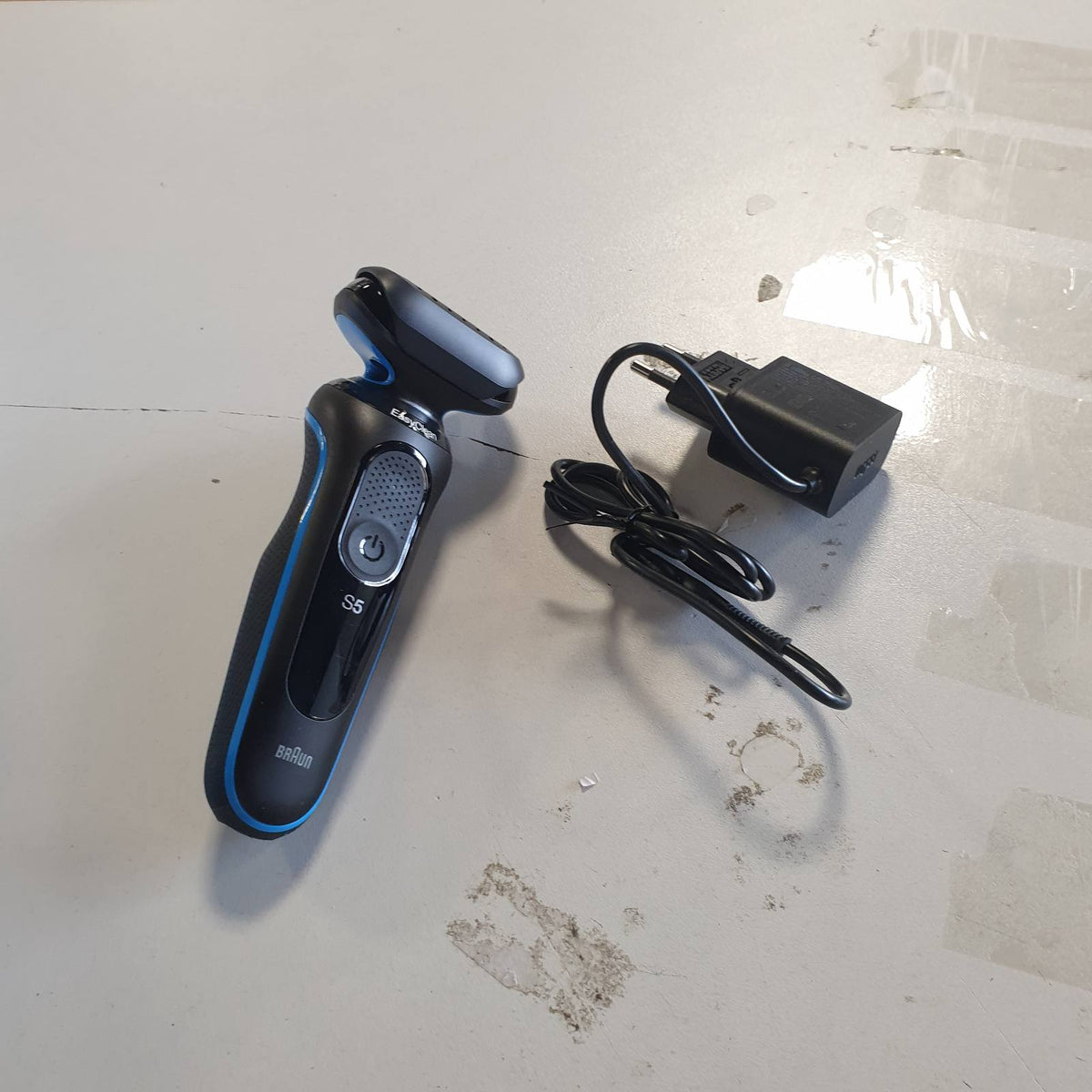 315367 - inë rroje elektrike Seria 5, 51-B1000s, Blu, pa tel, prerëse mjekre, bateri 50-minutëshe, rezistente ndaj ujit, 1 aksesor