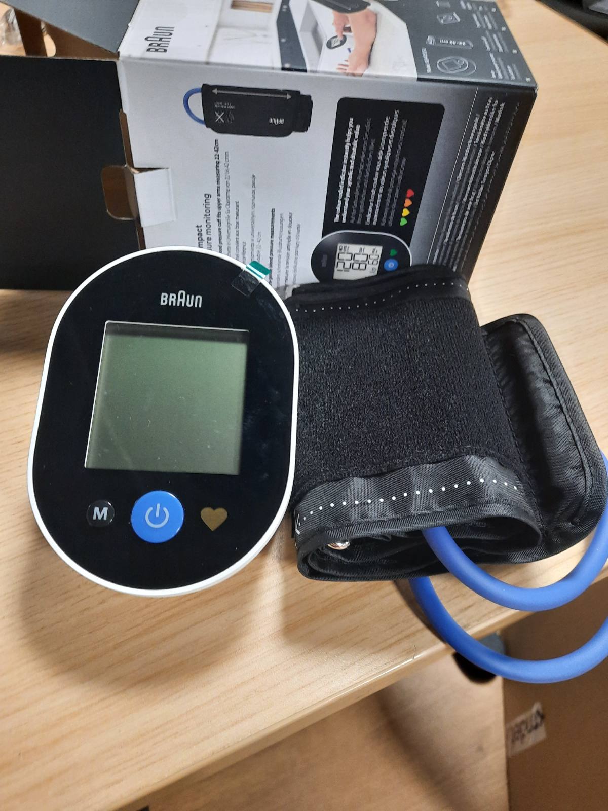 316233 - BRAUN Monitor tensioni i gjakut ExactFit™ 2, saktësi e provuar klinikisht, ekran me kod ngjyrash, manshetë universale, për përdorim jo-komercial, BUA4050