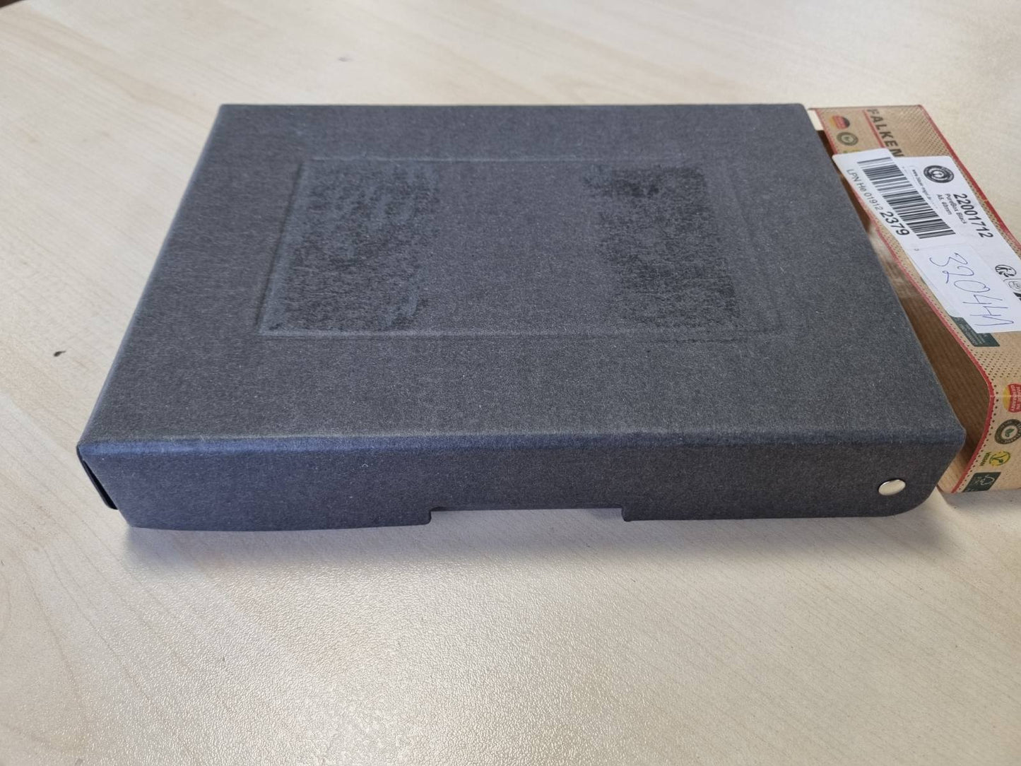 320441 - FALKEN PureBox - 1 kuti ruajtjeje me kapak, paketim dhurate, pa plastikë, madhësia A4, 100 mm e lartë, dorezë e prerë, e zezë