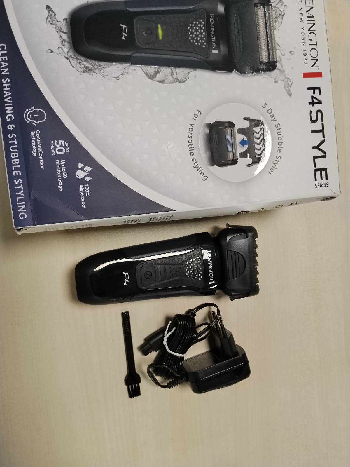 316300 - REMINGTON Makinë rroje elektrike F4002, 100% e papërshkueshme nga uji, me fletë metalike, shkurtues detajesh komod dhe shtojcë stiluese mjekre 3-ditore