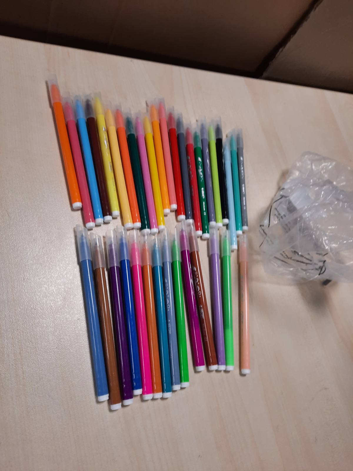 277160 - BIC Kids Couleur Stilolapsa me majë të mesme, Ngjyra të ndryshme, pako me 36 copë