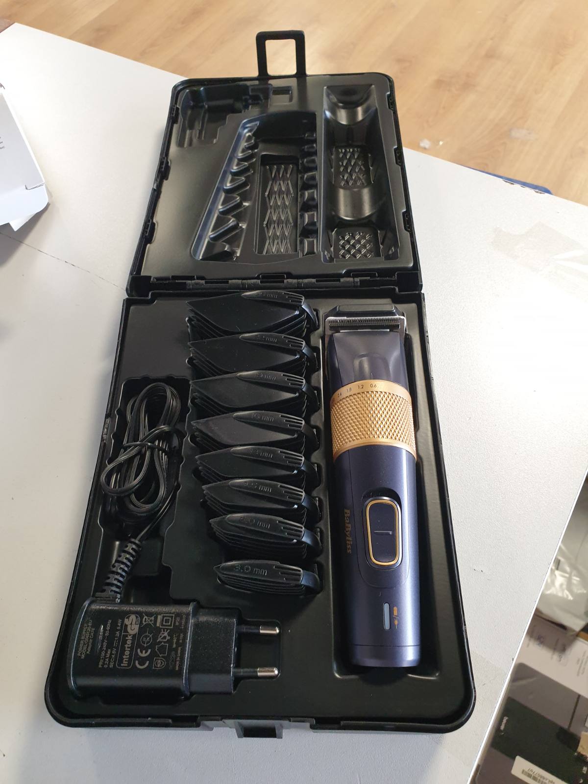 315390 - Makinë prerëse flokësh Lithium Performance - Professional Performance pa tel, 45 cilësime gjatësie (0.6-28 mm), Bateri Litiumi, Blu e errët/Artë, E986E