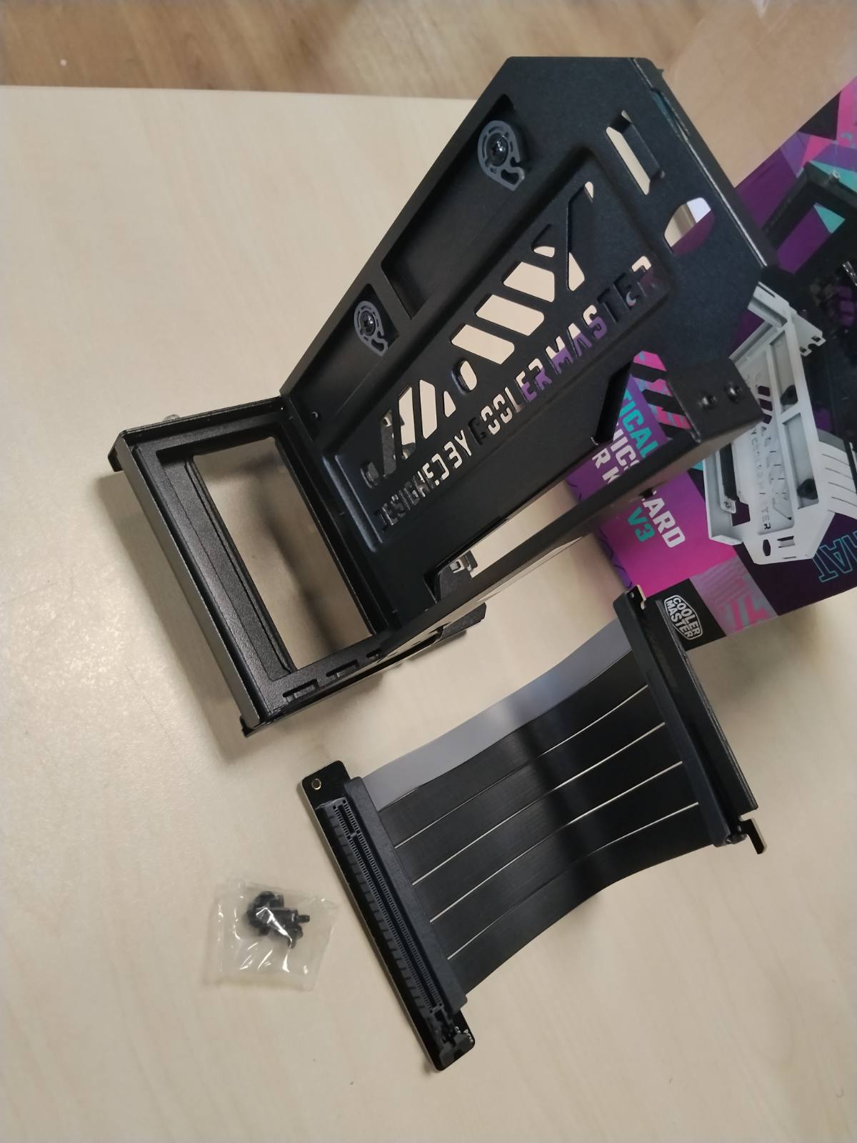 319807 - COOLER MASTER Mbajtëse Karte Grafike Vertical V3 për PCIe 4.0, Kabllo Riser 165mm e Zezë/Gri/Vjollcë