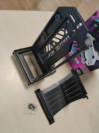 319807 - COOLER MASTER Mbajtëse Karte Grafike Vertical V3 për PCIe 4.0, Kabllo Riser 165mm e Zezë/Gri/Vjollcë