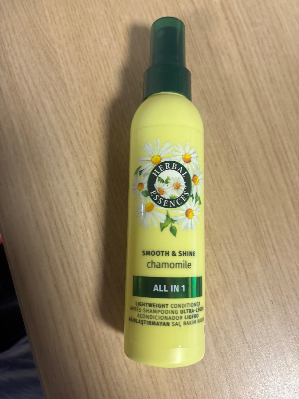 318598 - HERBAL ESSENCES Suppleness & Shine Kamomili Sprej i Lehtë, 145ml, Zbërthen, Ushqen, Kundër kaçurrelave, Riparon, Mbron nga Nxehtësia, Shton Shkëlqim, Elasticitet