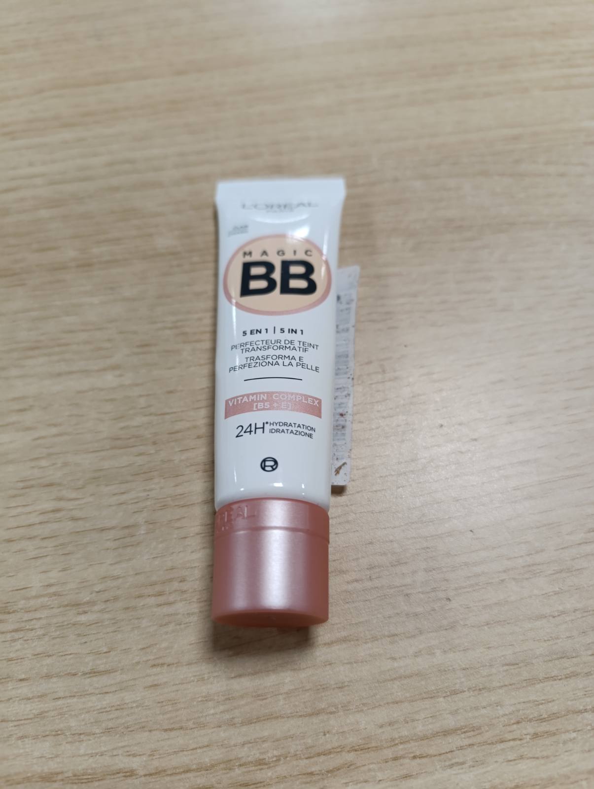 317833 - L'ORÉAL PARIS Krem BB C'est Magic - Përsosës i Lëkurës 5-në-1 - Krem Hidratues me Ngjyrë 24H - Të gjitha llojet e lëkurës - Mbulim i lehtë dhe natyral - SPF 11 - Nuanca: E çelët (02) - 30 ml