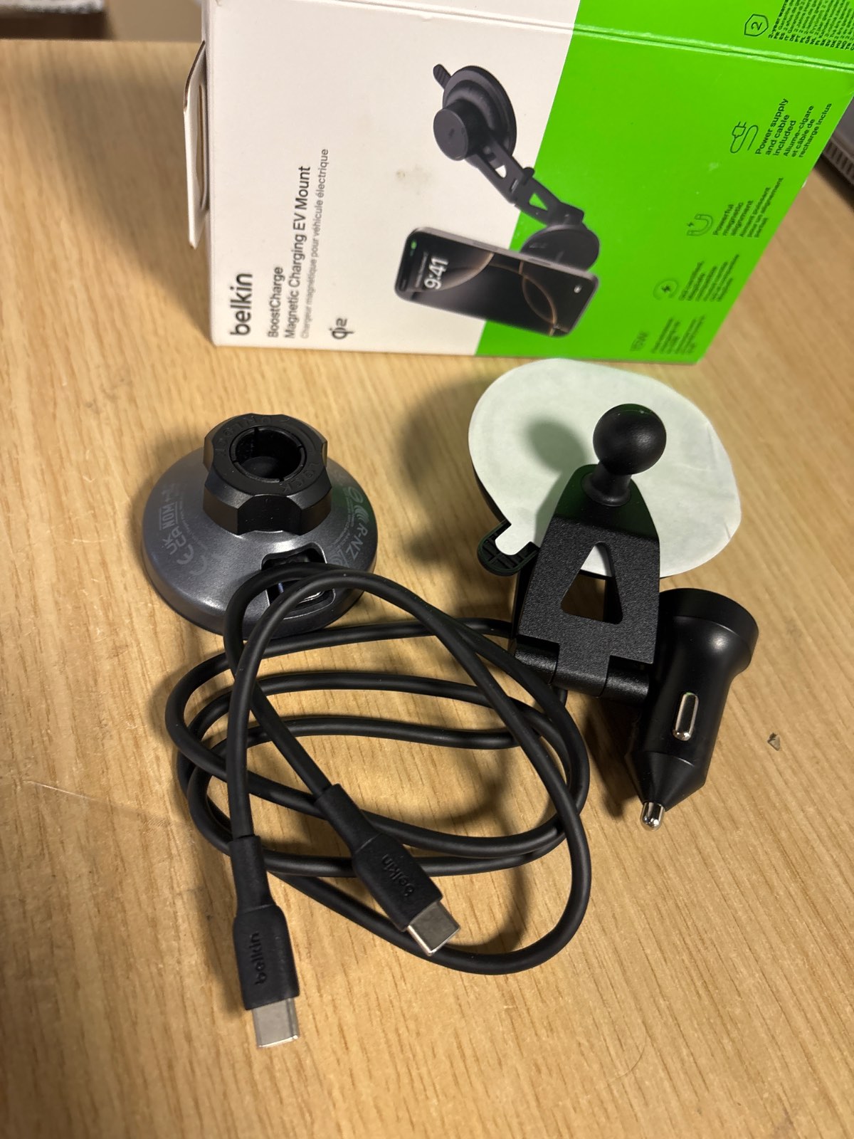 273125 - BELKIN Karikues për Makinë BoostCharge Qi2, Mbajtëse Magnetike për Telefonin e Makinës me Funksion Karikimi, Stacion Karikimi Induktiv i Përputhshëm me MagSafe, Montim për Ventilim Ajri me Kabllo USB-C, i Zi