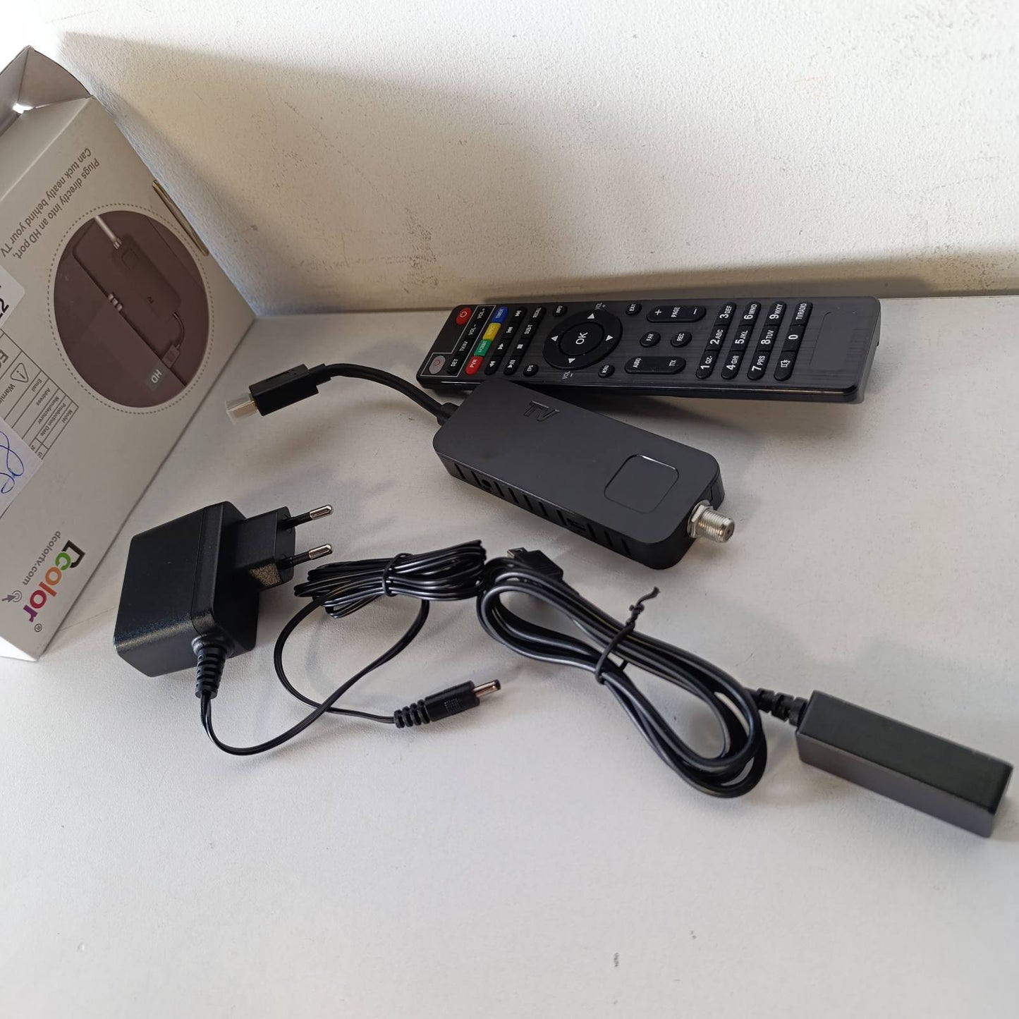 276638 - DCOLOR Marrës Satelitor DVB-S/S2 - Marrës Satelitor HDMI Full-HD 1080P TV Stick, Media Player USB 2.0 dhe Regjistrues PVR, Telekomandë 2-në-1, Astra Hotbird i Parainstaluar