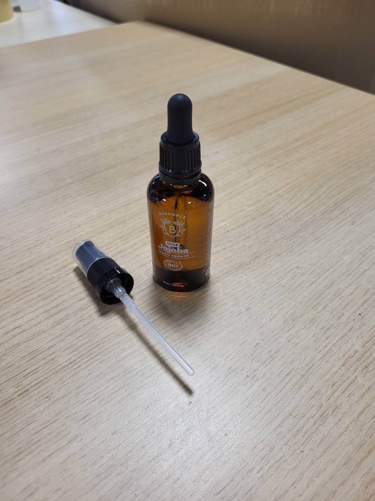 318267 - BIONOBLE Vaj Jojoba i Presuar në të Ftohtë 100% i Pastër, 50 ml, rregullon sebumin, ushqen butësisht, kundër njollave, pa heksan, vegan, shishe qelqi me pipetë dhe pompë