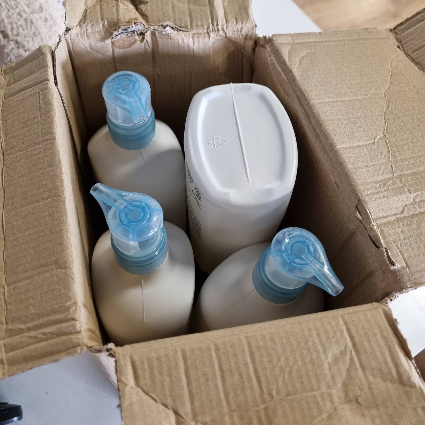 321214 - BIOLANE - Xhel Pastrues për Bebe 2 në 1 - Pastron dhe ushqen - Pako me 4 x 750ml