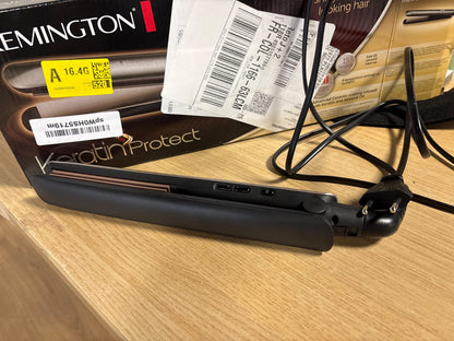 316786 - REMINGTON Pjastër flokësh S8540, e zezë, 110 mm, Veshje qeramike e pasuruar me keratinë dhe vaj bajamesh, ekran LCD, 10 cilësime temperature 150-230°C
