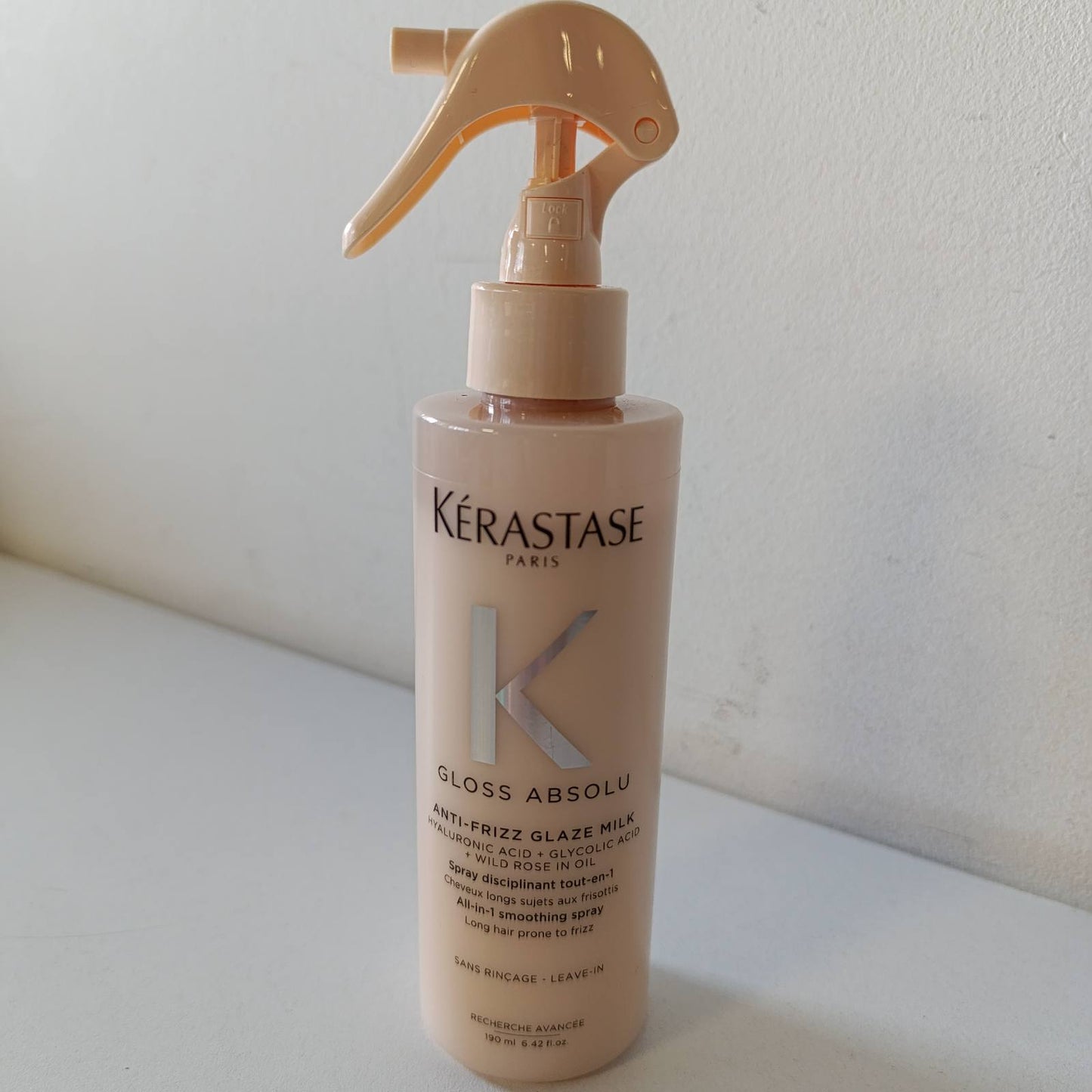 316306 - KÉRASTASE Gloss Absolu Anti-Frizz Glaze Milk, sprej kujdesi për flokë të gjatë dhe të prirur ndaj kaçurrelave, 190ml, mbrojtje nga nxehtësia deri në 230°C
