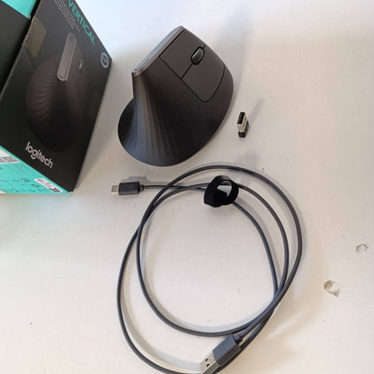 272789 - LOGITECH MX VERTIKAL Maus Ergonomik për Shumë Pajisje, Bluetooth ose 2.4GHz Wireless me USB Unifying, Ndjekje Optike 4K DPI, 4 Butona, Ngarkim i Shpejtë, PC/Mac/iPad - i Zi