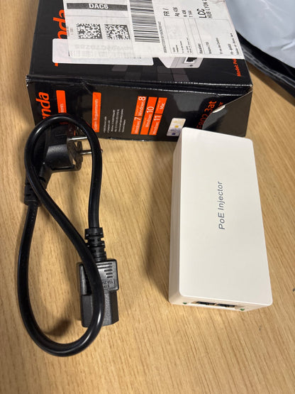 268792 - Tenda Injektor PoE Gigabit IEEE 802.3af/at, 30W, Furnizim me energji PoE 10/100/1000 Mbps, Distancë deri në 100m, Rrjet i Zgjerueshëm pa Priza (POE30G-AT)