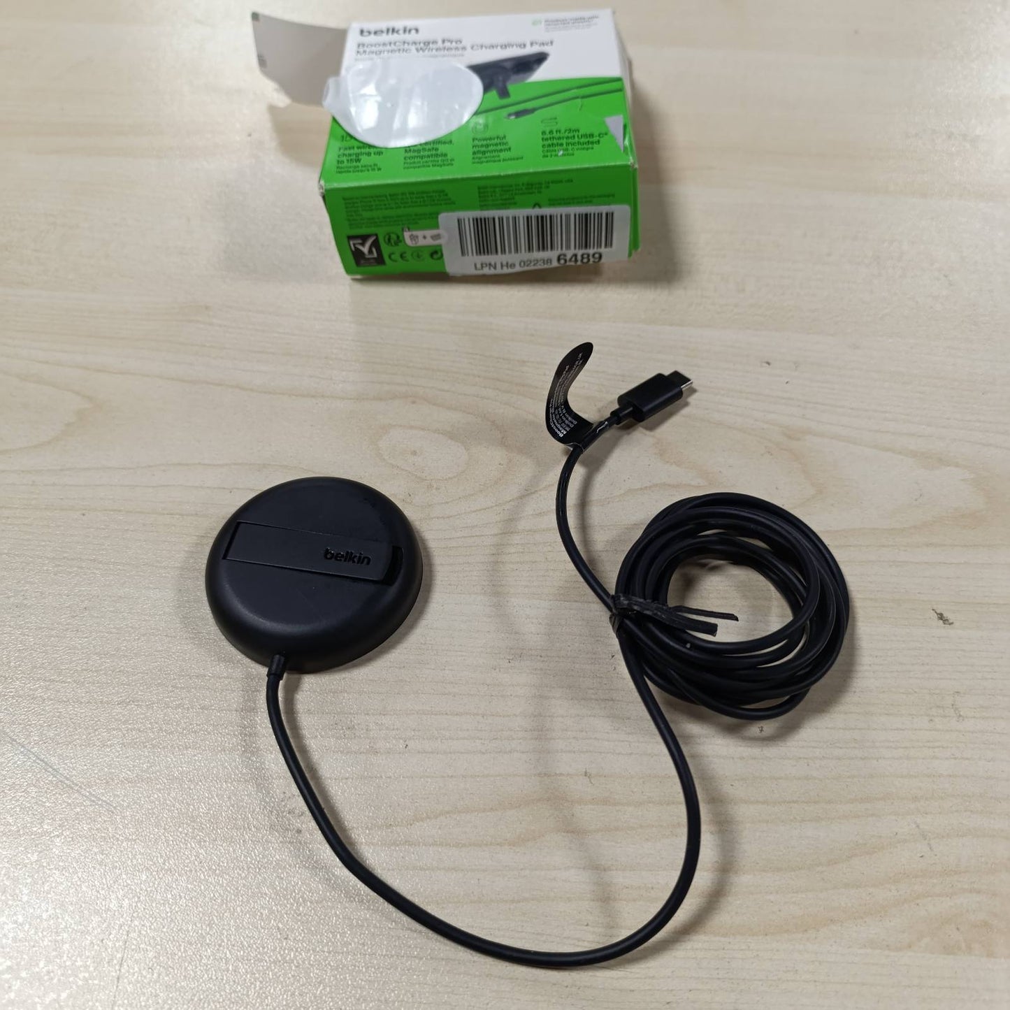 273780 - BELKIN Karikues Magnetik Pa Tel (15W) me Mbështetëse, Karikues i Çertifikuar MagSafe, Stacion Karikimi Qi2 për iPhone 16, 15, 14, Samsung Galaxy S25, S24, AirPods, etj. (Adaptuesi i Energjisë Nuk Përfshihet), I Zi