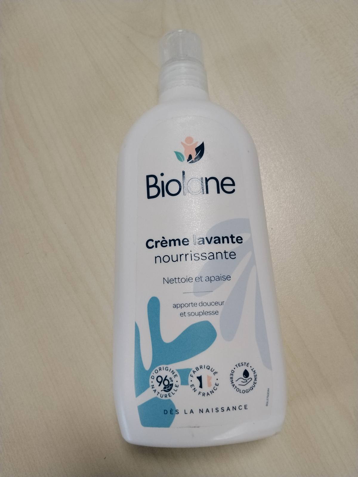 318888 - BIOLANE - Krem pastrues ushqyes, xhel dushi për foshnja, pa sapun, 750ml, trup dhe flokë, lëkurë e ndjeshme, shishe me pompë, prodhuar në Francë