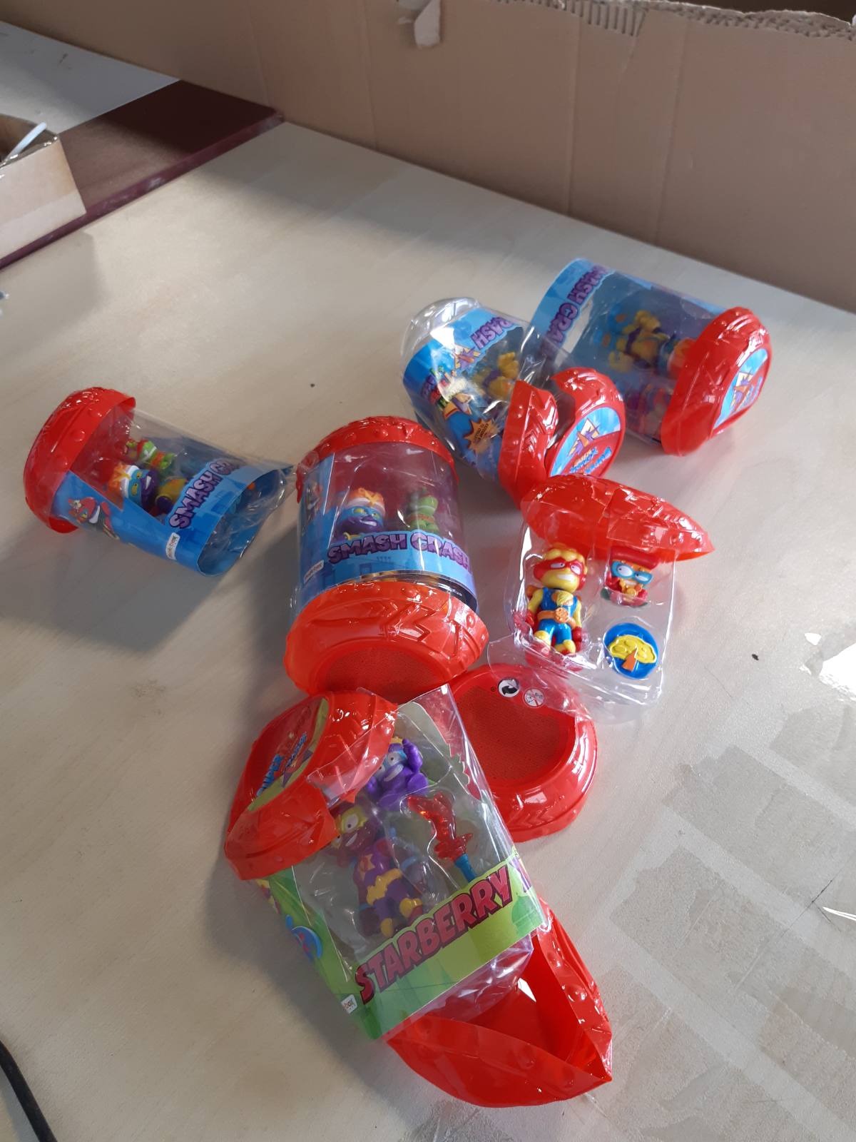 273447 - SUPERTHINGS Kazoom Kids – Koleksioni i plotë i Kazoom Kids, 12 figura, 1 SuperGjë dhe 1 Aksesor Beteje për çdo figurë