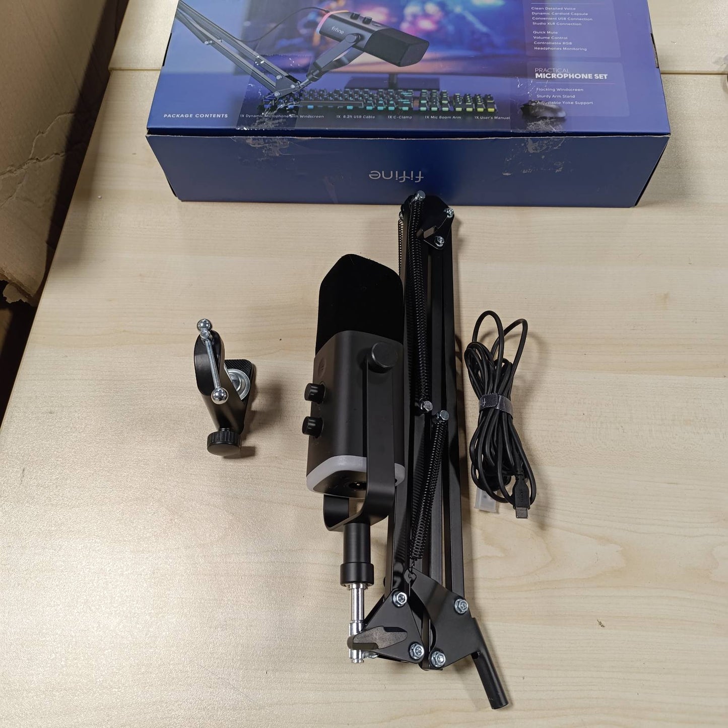 276310 - FIFINE Mikrofon Lojërash USB/XLR për PC PS4 PS5, Dinamik Kardioid RGB me Mbështetëse, për Miksimin e Kartave të Zërit