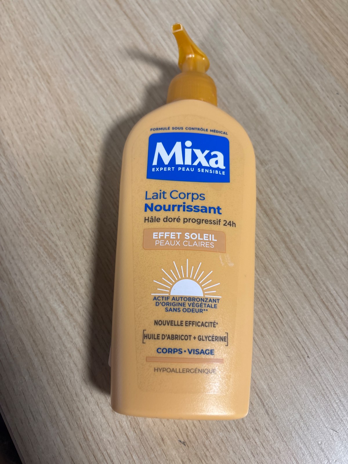 318856 - MIXA - Vetë-nxirje - Locion ushqyes për trupin me efekt të puthur nga dielli - Nxirje graduale e artë 24 orë - Gjalpë Shea dhe vaj kajsie - Lëkurë e çelët - 250ml