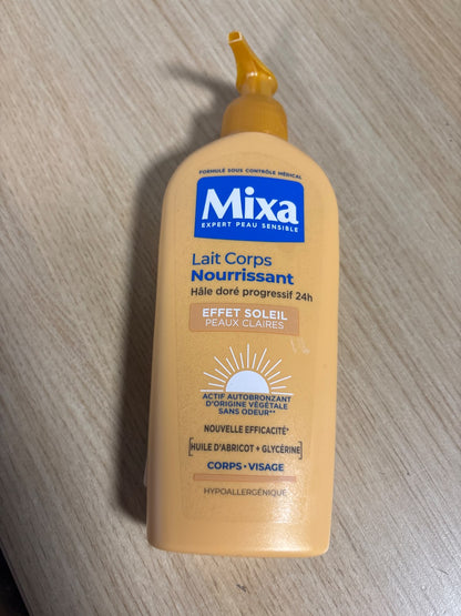 318856 - MIXA - Vetë-nxirje - Locion ushqyes për trupin me efekt të puthur nga dielli - Nxirje graduale e artë 24 orë - Gjalpë Shea dhe vaj kajsie - Lëkurë e çelët - 250ml