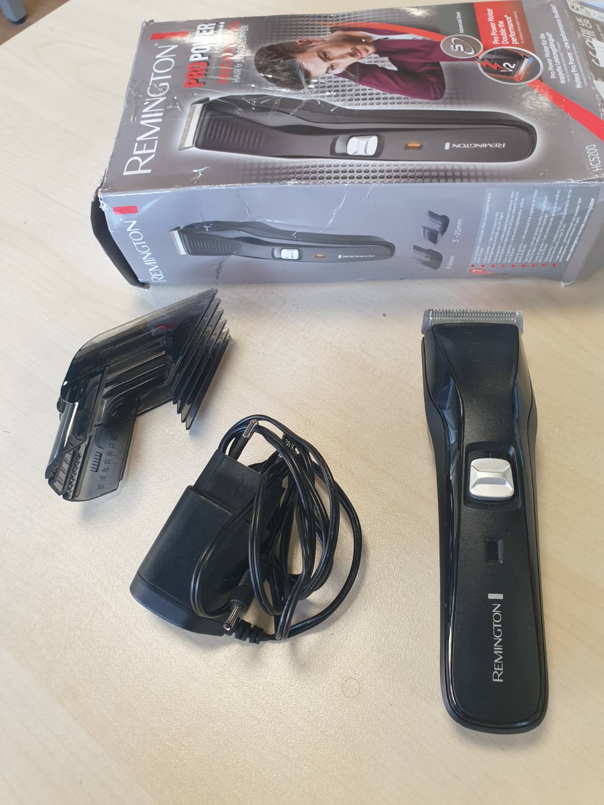 316572 - REMINGTON Makinë prerëse flokësh Pro Power (Motor i fuqishëm, Thekë çeliku inox vetëmprehës, Bateri litium-jon pa tel/rrjet, 2 krehër të rregullueshëm 3-42 mm) HC5200