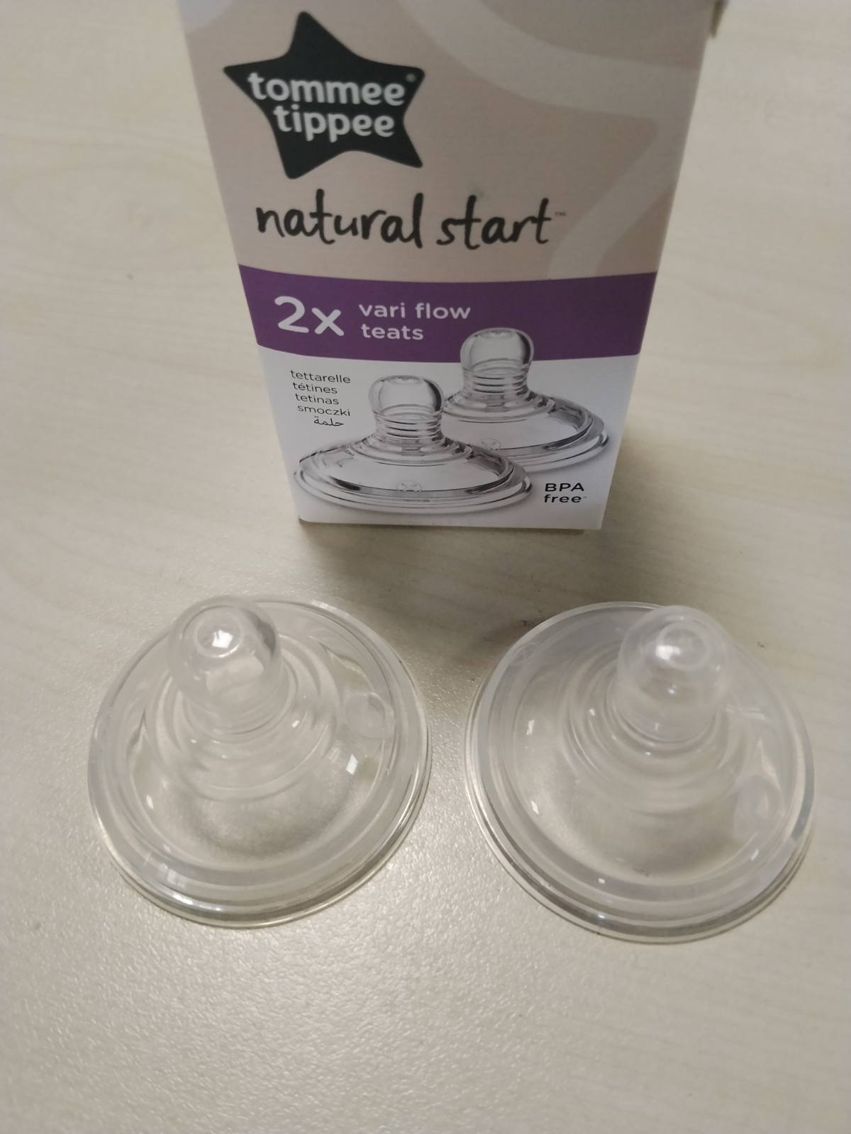 318883 - TOMMEE TIPPEE - Thithë shisheje, thithë me fillim natyral, rrjedhje e ndryshueshme, 0+ muaj, në formë gjiri, valvul antikolike, silikon i butë, pako me 2 pjesë