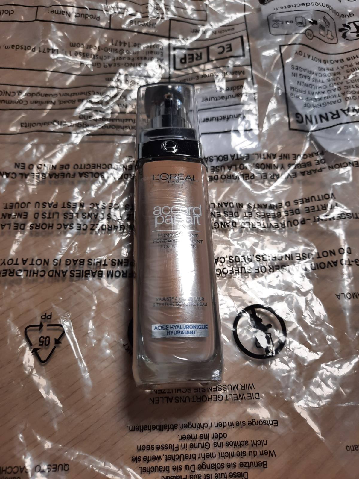 318176 - L'ORÉAL PARIS Fondatinë e Lëngshme 30 ml, Hidratim 24 orësh, Formulë me Acid Hialuronik, Të gjitha llojet e lëkurës, Nuanca: Bezhë (4.N)