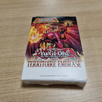 310290 - YU-GI-OH! Pako me 3 kuti përforcuese Burning Territory - 28 karta duke përfshirë 1 kartë token për koleksionim - Mosha 6+ - Edicioni Francez