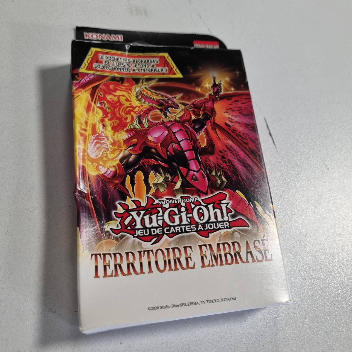 310285 - YU-GI-OH! Pako me 3 kuti përforcuese Burning Territory - 28 karta duke përfshirë 1 kartë token për koleksionim - Mosha 6+ - Edicioni Francez