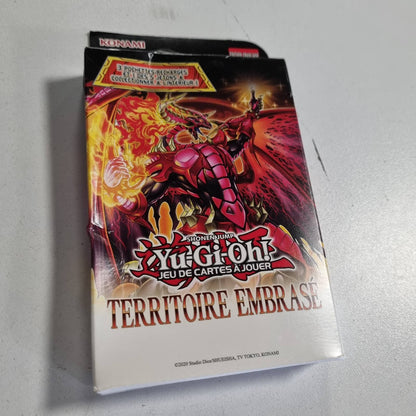 310285 - YU-GI-OH! Pako me 3 kuti përforcuese Burning Territory - 28 karta duke përfshirë 1 kartë token për koleksionim - Mosha 6+ - Edicioni Francez