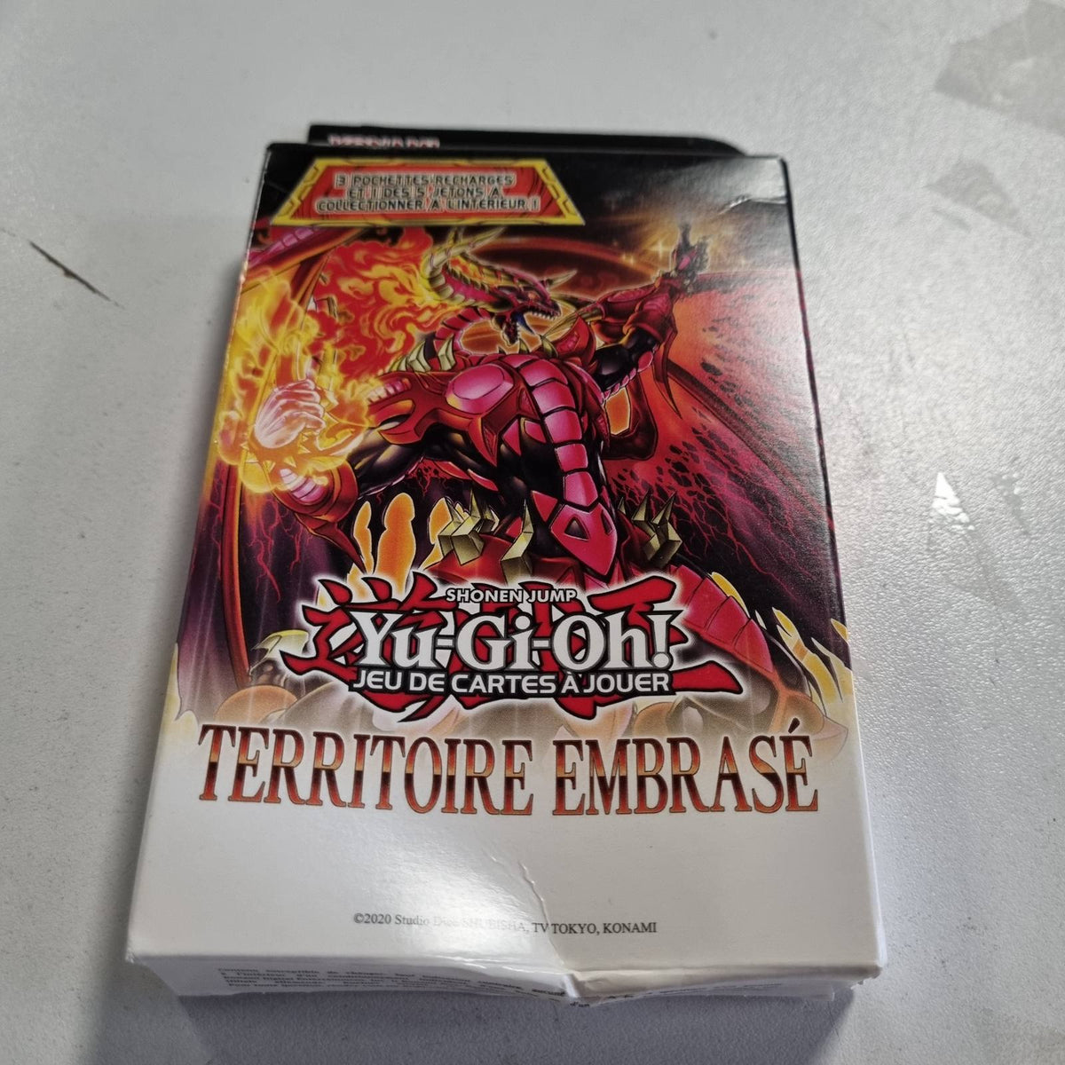 310287 - YU-GI-OH! Pako me 3 kuti përforcuese Burning Territory - 28 karta duke përfshirë 1 kartë token për koleksionim - Mosha 6+ - Edicioni Francez