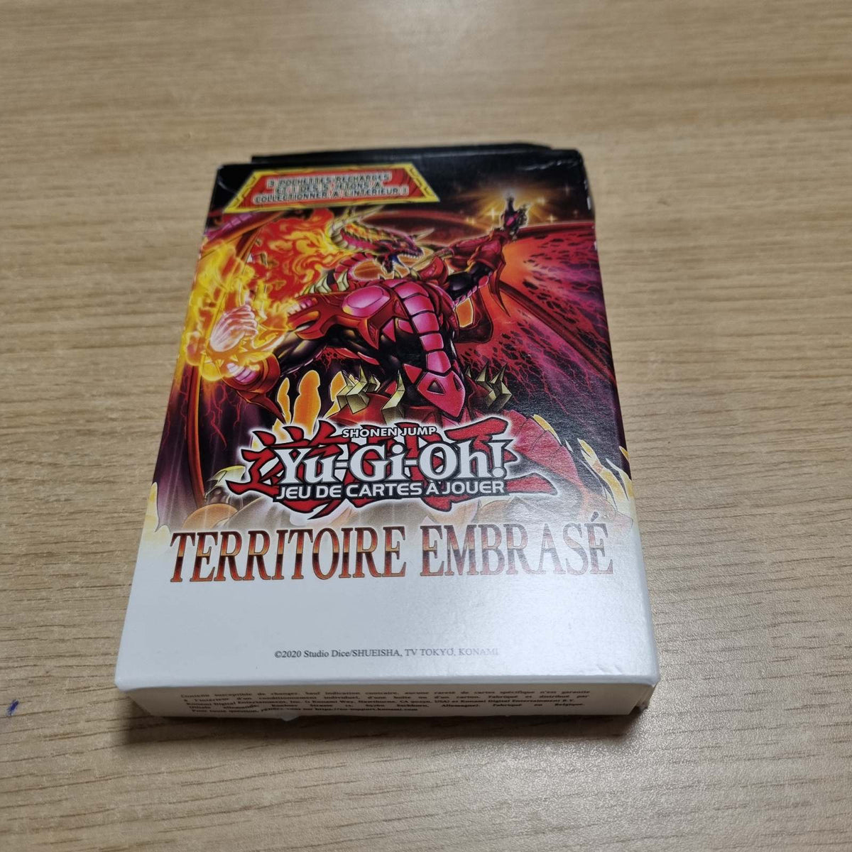 310286 - YU-GI-OH! Pako me 3 kuti përforcuese Burning Territory - 28 karta duke përfshirë 1 kartë token për koleksionim - Mosha 6+ - Edicioni Francez