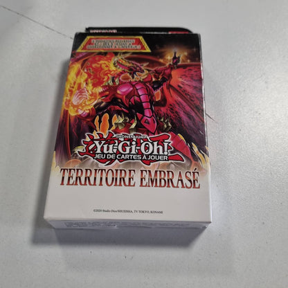 310289 - YU-GI-OH! Pako me 3 kuti përforcuese Burning Territory - 28 karta duke përfshirë 1 kartë token për koleksionim - Mosha 6+ - Edicioni Francez