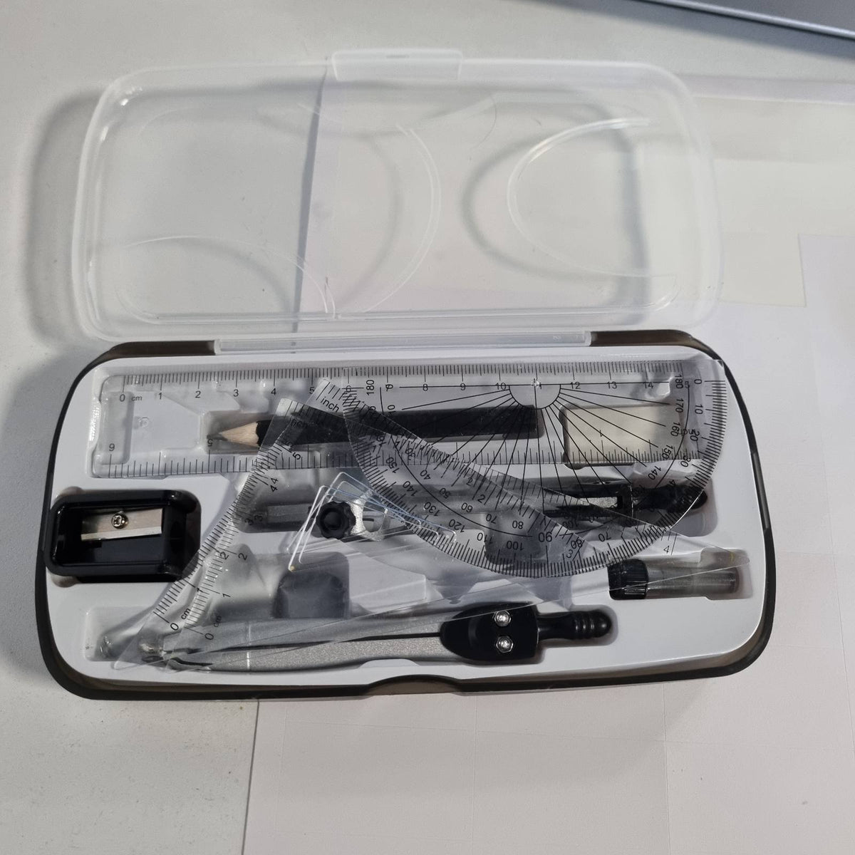 310521 - Amazon Basics Kit Matematikor me 10 Pjesë - Përfshin busull, plumb, gomë, mprehëse lapsash, raportor, katrorë, vizore, kuti ruajtjeje