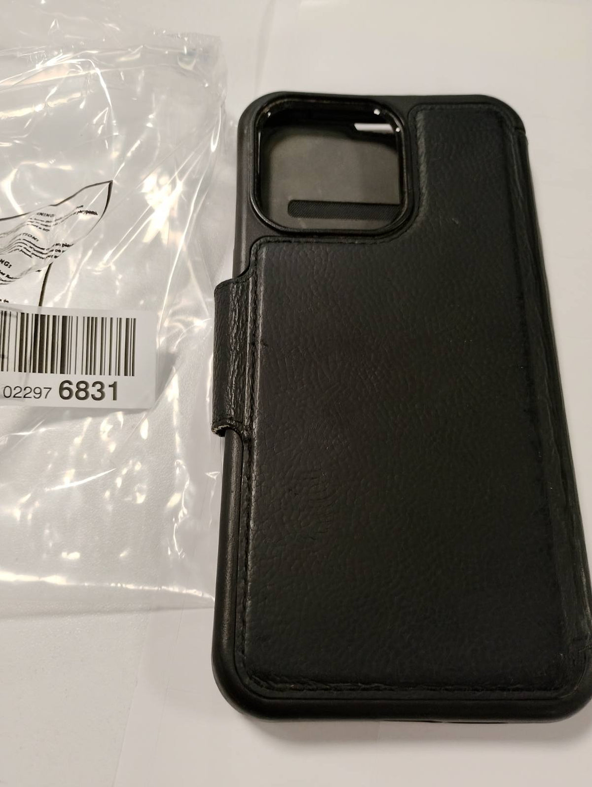 309848 - OTTERBOX Mbështjellëse Strada për iPhone 15 Pro Max me MagSafe, Rezistente ndaj goditjeve, Lëkurë Premium, 2 vende për karta, e zezë