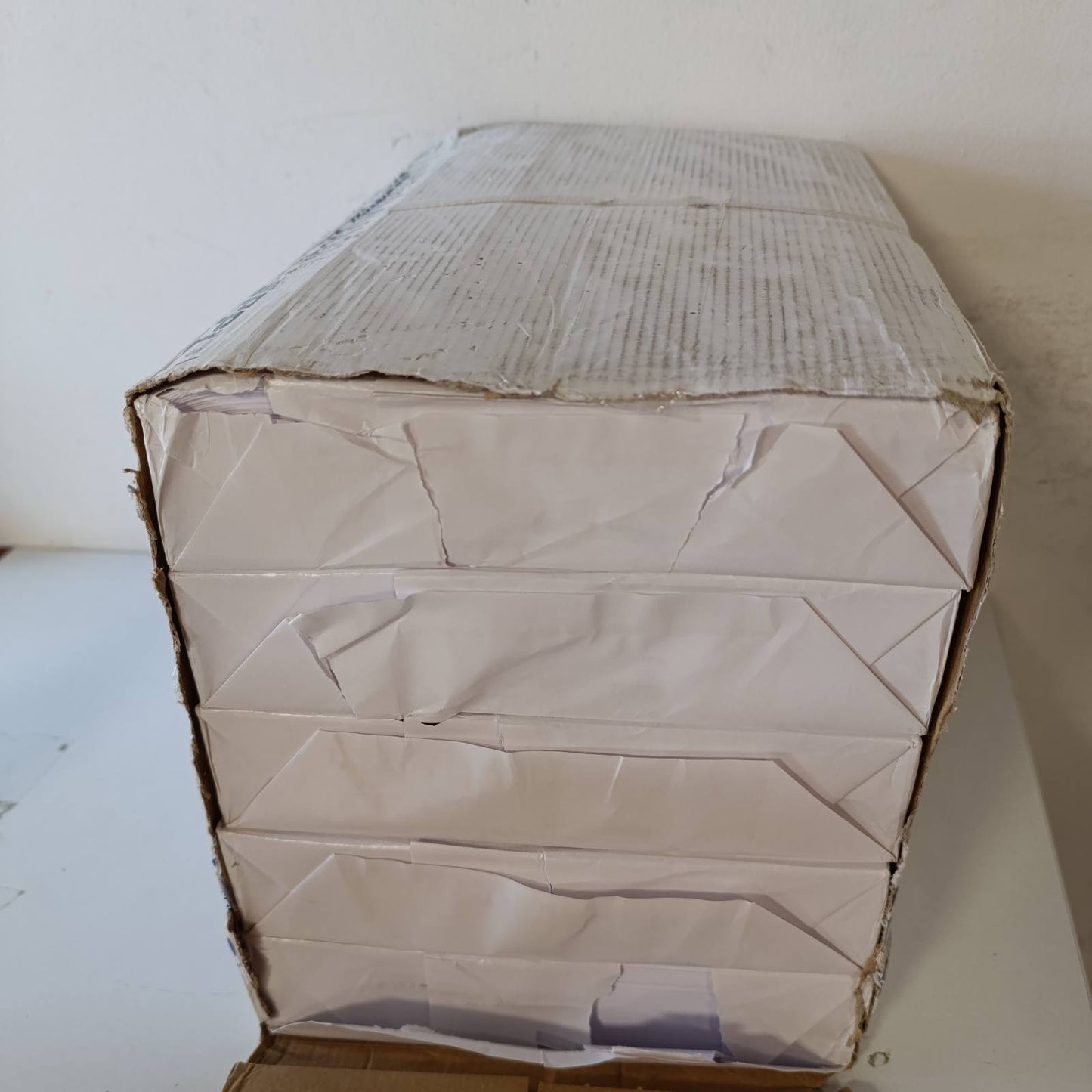 273639 - AMAZON BASICS Letër shumëpërdorimëshe për fotokopjim dhe printim, A4, 75g/m2, 2500 fletë (pako me 5), e bardhë