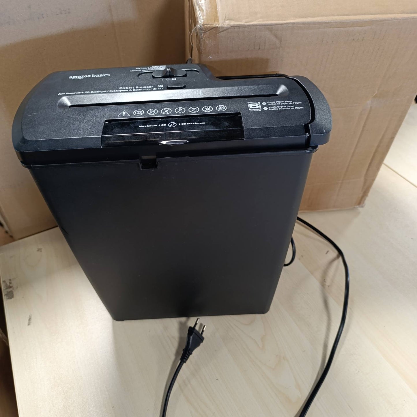 273239 - Amazon Basics Shredder letre, prerje shiritash, Kapacitet 7-8 fletë, e zezë