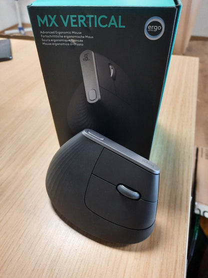 272791 - LOGITECH MX VERTIKAL Maus Ergonomik për Shumë Pajisje, Bluetooth ose 2.4GHz Wireless me USB Unifying, Ndjekje Optike 4K DPI, 4 Butona, Ngarkim i Shpejtë, PC/Mac/iPad - i Zi