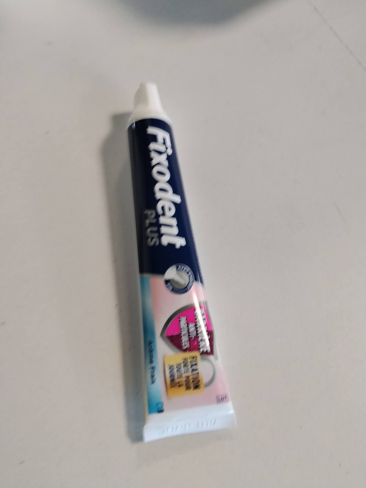 318807 - FIXODENT Krem Ngjitës Plus Barrierë Grimcash, për proteza të plota dhe të pjesëshme, Shije Neutrale