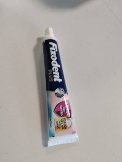 318807 - FIXODENT Krem Ngjitës Plus Barrierë Grimcash, për proteza të plota dhe të pjesëshme, Shije Neutrale